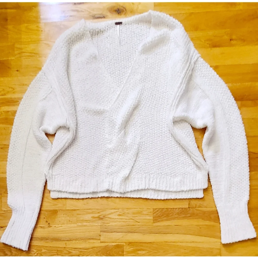 Free People Coco V-Neck Twist Front Sweater Size Medium White Cabincore
